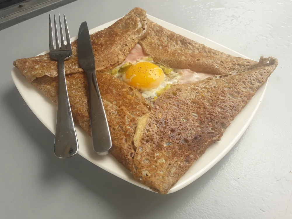 Galette complète à l'œuf miroir, servie avec couteau et fourchette