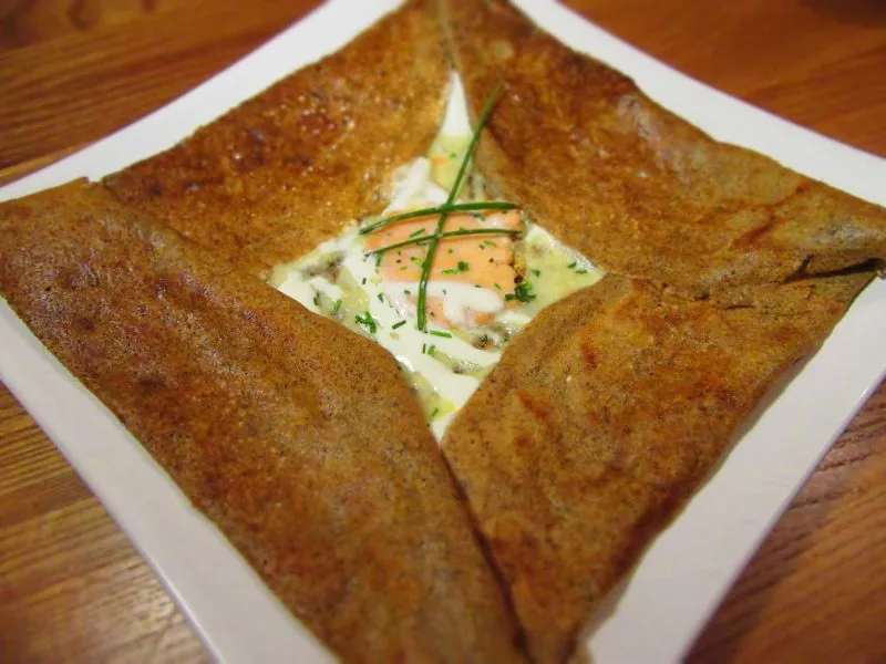 Galette de blé noir au saumon et à la ciboulette