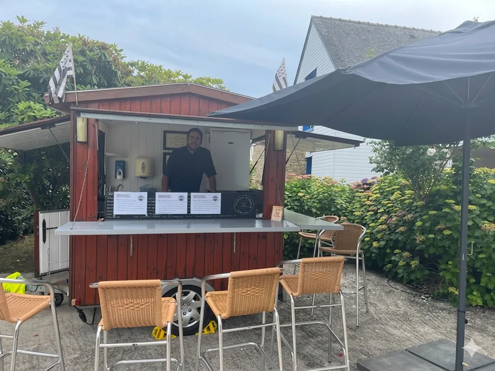 Arnaud Moalic, crêpier et fondateur de La Crêperie Roulante, au comptoir de sa roulotte