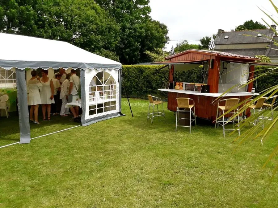 Roulotte à crêpes installée près d'un chapiteau de mariage en Bretagne