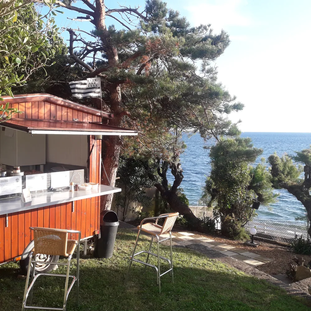 Comptoir de la roulotte à crêpes avec vue sur la mer